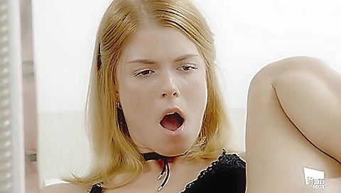 Hot socka waitress l drugatrixs for a strip