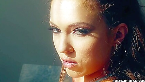 Hotie's sexy body is in her tight elfed